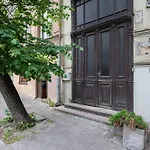 Cohost I Brand New Apt, W-ac In A Location Apartmán